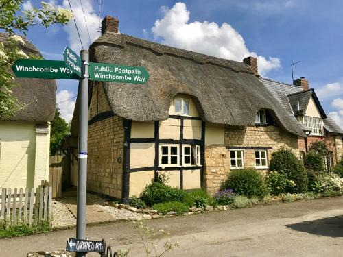 Alderton House | Bells Cottage: Guest Rated 9.8, Pet & Child Friendly Retreat