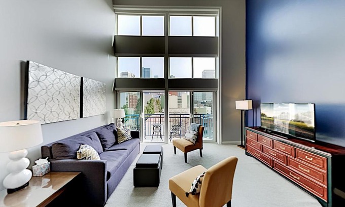 Belltown Apartment | Modern Belltown Condo with Pool & Hot Tub Amenities