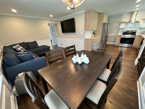 Dunning House | Belmont Heights Oasis: Family-Friendly Retreat with Amenities