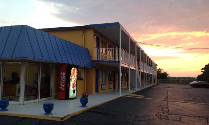 Hampton Hotel | Budget-Friendly Belmont Inn and Suites with Hot Tub Access