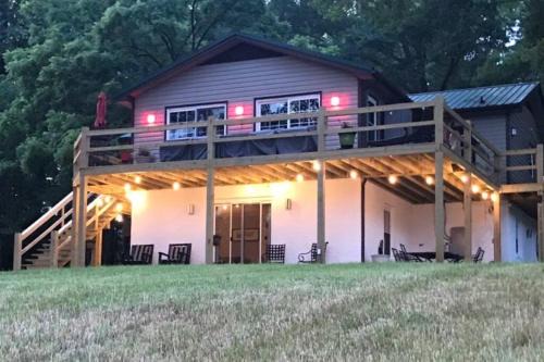 Harbor House House | Belmont NC Riverfront 2-Bedroom Suite for Family Getaways