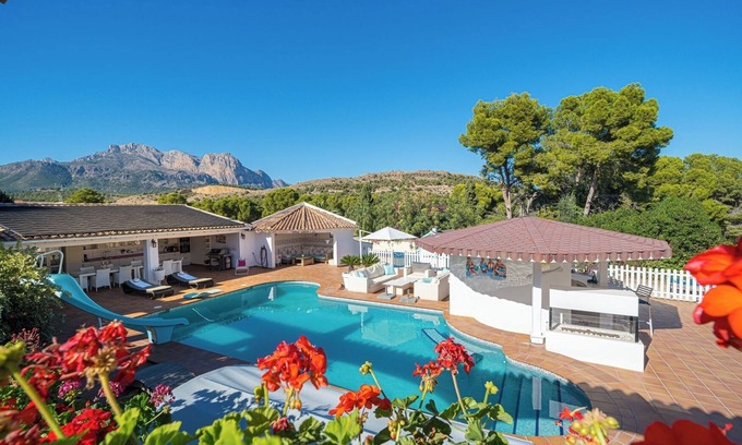 La Colina Villa | Belmonte Family Villa: Sea View, Pool & Pet-Friendly Retreat