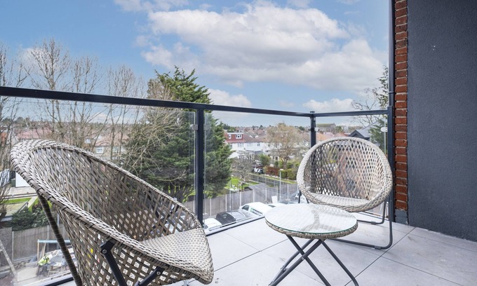 Belmont Apartment | Stylish 1 Bedroom Apartment with Parking in Stanmore