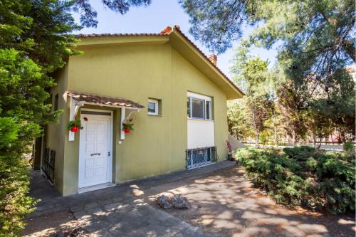 Skala Rachoniou Villa | Top-Rated Beluga House: Oceanfront & Pet-Friendly Retreat