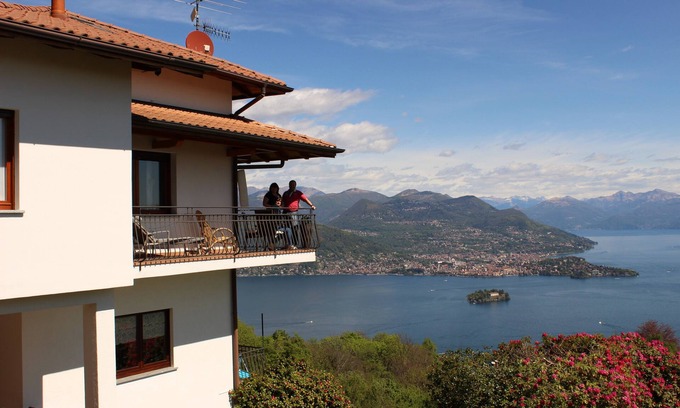 Levo Apartment | Tranquil Lakeside Retreat with Pool and Family Amenities