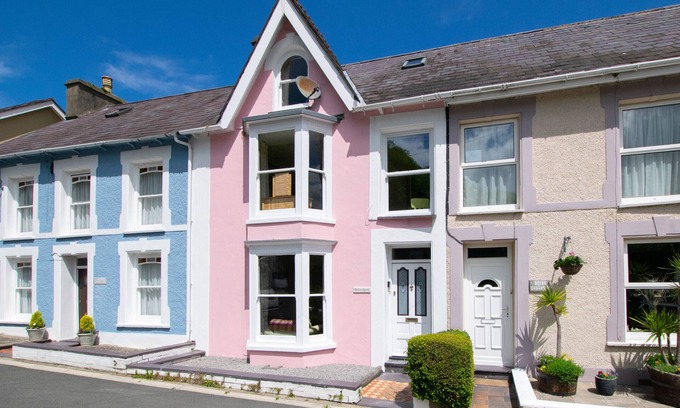New Quay House | Belvedere: Four Bedroom Retreat with Pet-Friendly Amenities