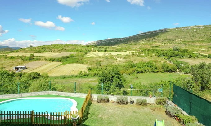 Salinillas de Buradon Villa | Relax at Belvilla by OYO La Bodeguilla with Pool & Pet Perks