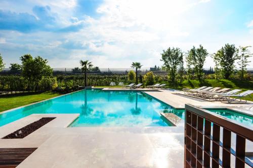 Sona House | Belvivere Suites: Oceanfront Retreat with Pool & Hot Tub