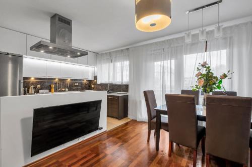 Gorce Apartment | Bemowo Business Apt: Family-Friendly with Nearby Metro Access
