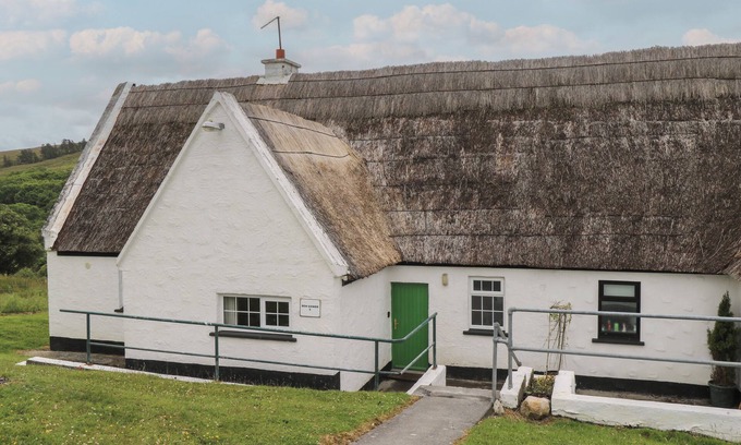 Oughterard Cottage | BEN GOWER, pet friendly, with open fire in Oughterard, County Galway