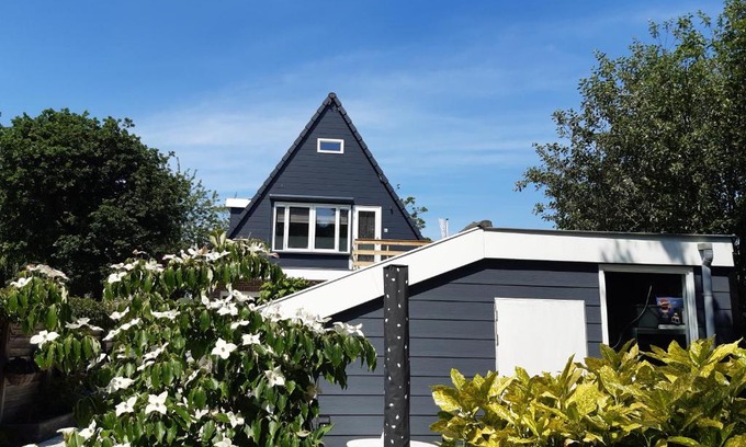 Alkmaar House | Eco-Friendly Retreat at BenB Humblebee with Hot Tub