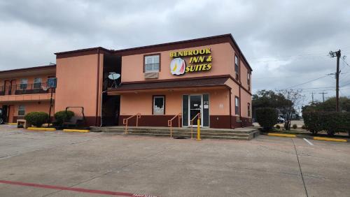 Benbrook Hotel | Budget-Friendly Stays at Benbrook Inn & Suites
