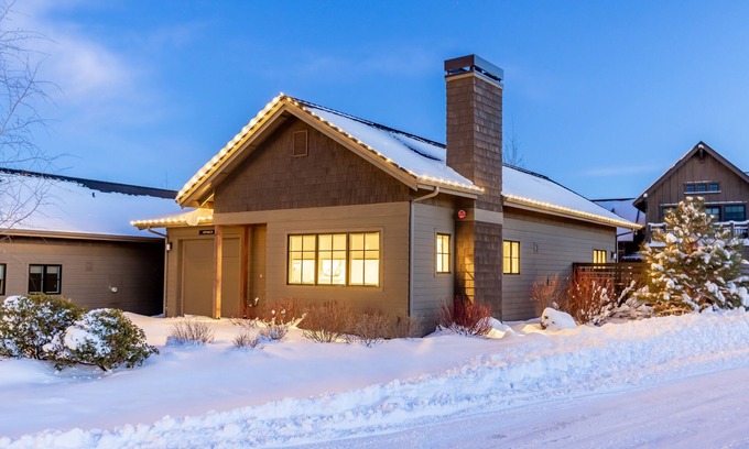 Bend House | Unforgettable Summer Bend: Heated Pool & Concert Shuttle