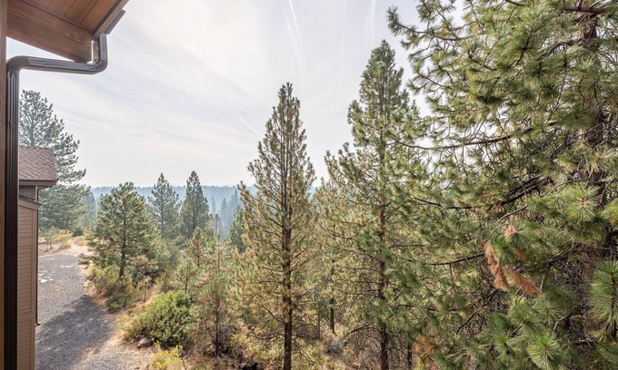 Bend Condo | Pet-Friendly Bend Getaway Condo with Lake Views & Pool