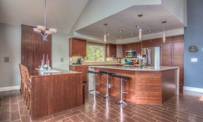 Mountain View House | Mountain Modern Retreat with Spa, Deck & Ocean Views