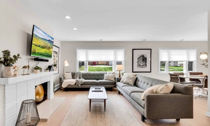 Sioux Falls House | Benelo: Midcentury Modern Home with Pool & Breakfast