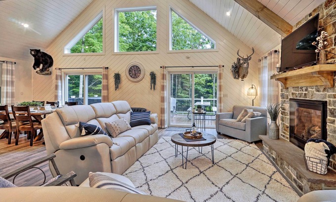 Benezette Cabin | Unwind at Benezette Cabin: Hot Tub, Grill & Scenic Views