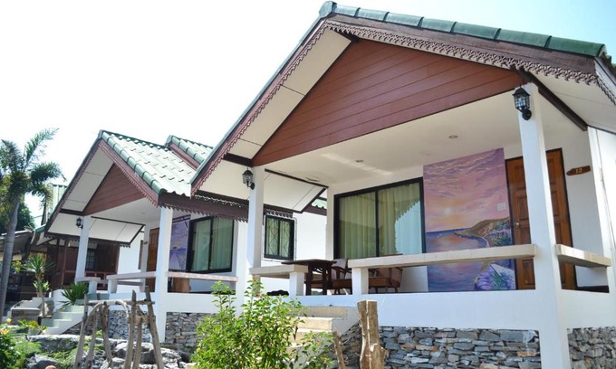 Ko Sichang Resort | Cozy Retreat at Benjaporn Bungalow - Top Guest Rated 8.8