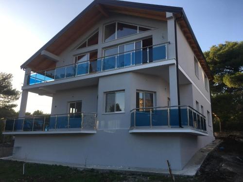 Shengjin House | Discover Benjy’s Villa: Pet-Friendly B&B with Great Amenities