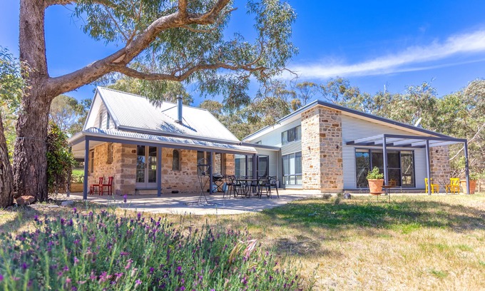 Emu Flat House | Exceptional Benny's Retreat: Unwind in Bushland Bliss