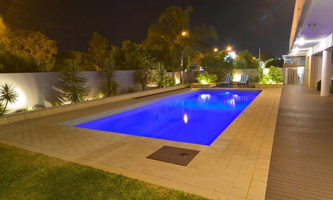 Bentley Hotel | Discover Bentley Motel: Family-Friendly Stay with Pool