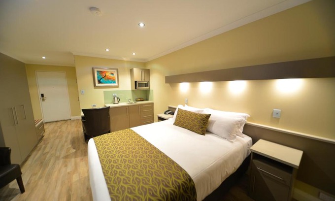 Bentley Hotel | Discover Bentley Motel: 4-Star Retreat with Pool Access