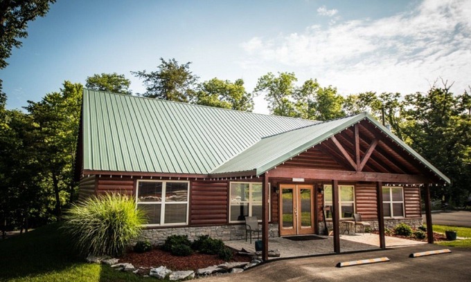 Maysville Resort | Top-Rated Bentonville Area Private Retreat with Spa & Pool