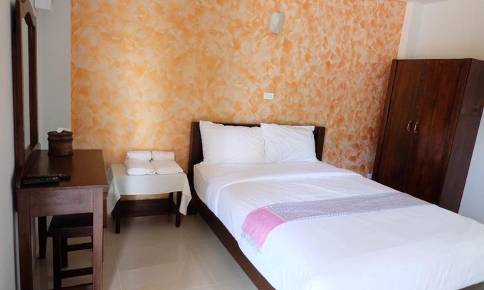 Nai Wiang Hotel | Explore Benya Hotel: Family-Friendly Stay with Great Reviews