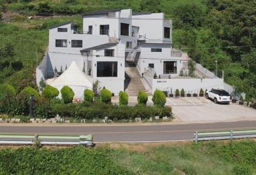 Namhae House | Relax at Beotkkotgil Jinaseo: Family-Friendly Spa Retreat