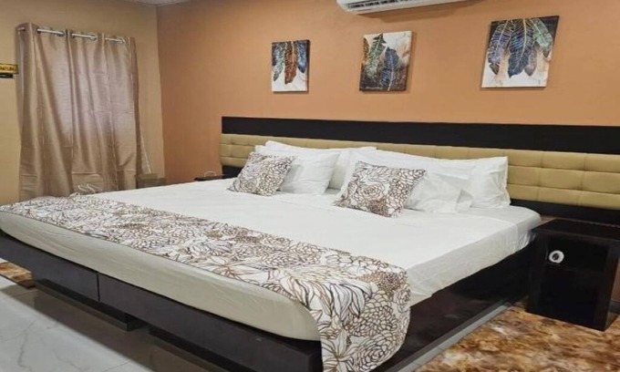 Castara Bed & Breakfast | Family-Friendly Beres Vale Apartments - King Room Retreat