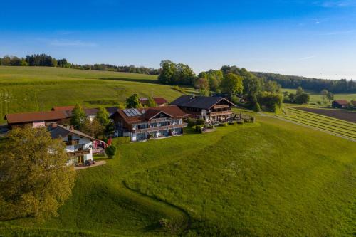 Rimsting Hotel | Relax at Berg Hotel Weingarten Garni with Ocean Views
