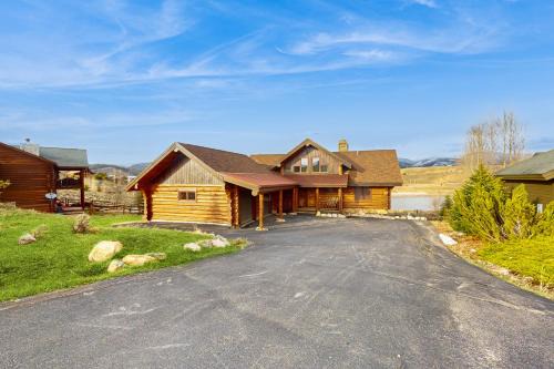 Tabernash House | Discover Bergamont Bliss: Family-Friendly with Hot Tub
