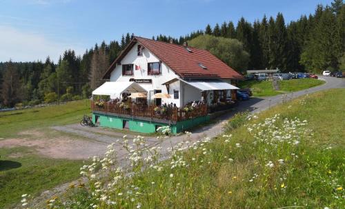 Suhl House | Cozy Bergbaude Albrechts: Pet-Friendly Retreat with Breakfast