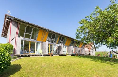 Kressbronn Apartment | Inviting Berger Hof: Family-Friendly with Breakfast & Hot Tub