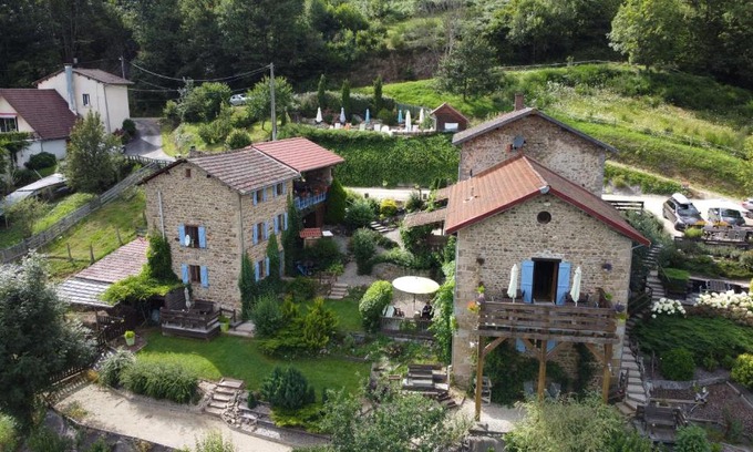 Bertignat Bed & Breakfast | Discover Bergeveaux: Oceanfront Stay with Pool & Breakfast
