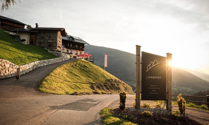 Lesachtal Hotel | Cozy Berggasthof - Pension Lahnerhof with Oceanfront Views