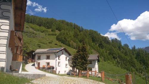 Val Muestair House | Family-Friendly Stay at Berghaus am Sonnenhang Valpaschun