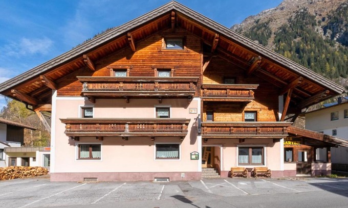 Huben House | Discover Bergheimat L: Pet-Friendly Retreat with Pool