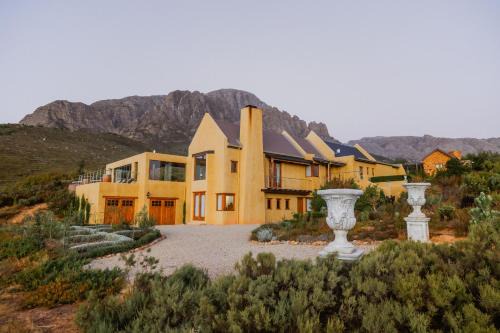 Wolseley House | Berghuis - Mountain Hideaway with Oceanfront Pool & Hot Tub