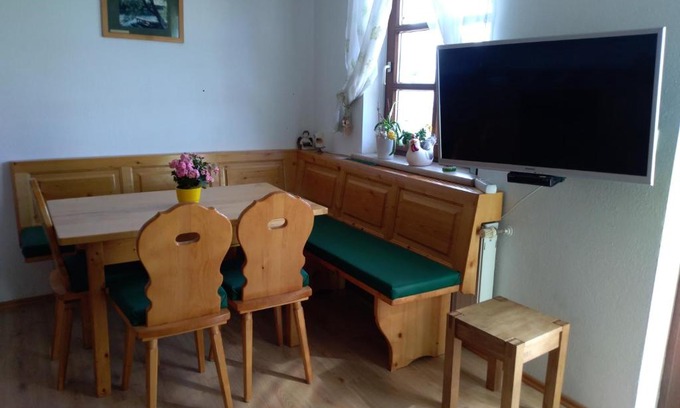 Sankt Georgen am Kreischberg Apartment | Pet-Friendly Bergruhe: Highly Rated with Family Amenities