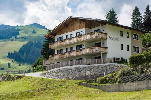 Vorderlanersbach Apartment | Discover Bergsonne: 4-Star Family-Friendly Retreat