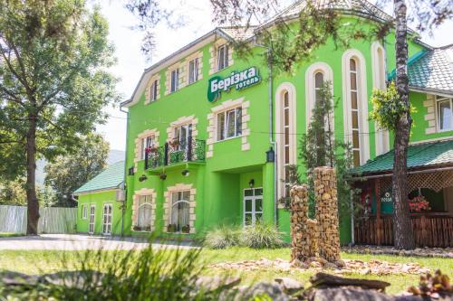 Perechin Hotel | Discover Berizka: Pet-Friendly Retreat with Hot Tub