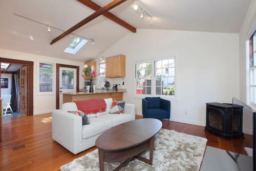 Poets Corner Apartment | Berkeley Cottage: Stylish Retreat with Great Wi-Fi & Pet-Friendly