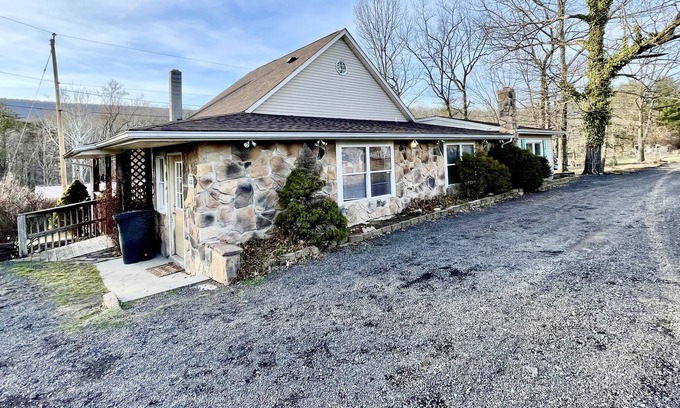Berkeley Springs Cabin | Cozy Berkeley Inn Cabin with Hot Tub Near State Park