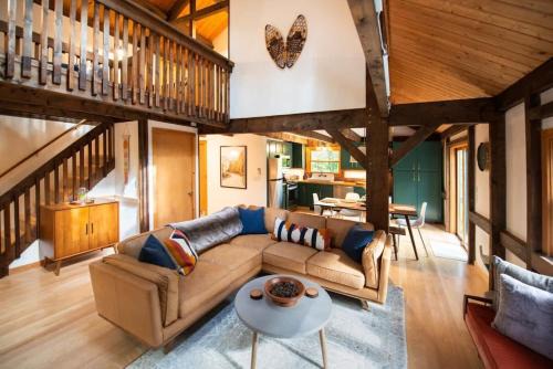 Tyringham House | Experience Nature at Stonebridge Cabin - Guest Rated 10/10