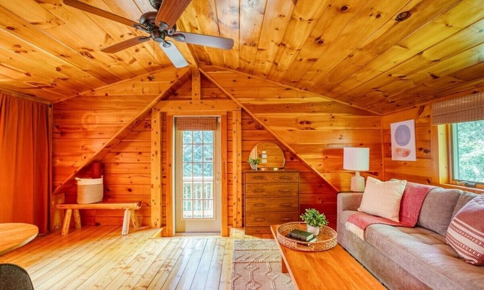 Washington Cabin | Pet-Friendly Berkshires Log Cabin with Lake Views & Breakfast
