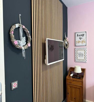 Neukoelln Apartment | Family-Friendly Berlin Pur: Rooms for Up to 12 Guests