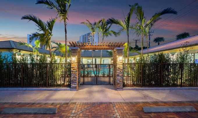 Singer Island Apartment | Bermuda Bungalows #2: Walk to Beach & Enjoy Pool and Spa