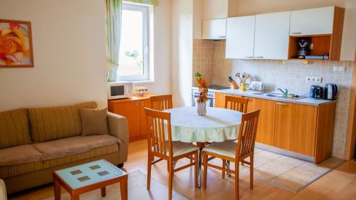 Bukfurdo Apartment | Family-Friendly Retreat at Bernadett Villa Apartman 2