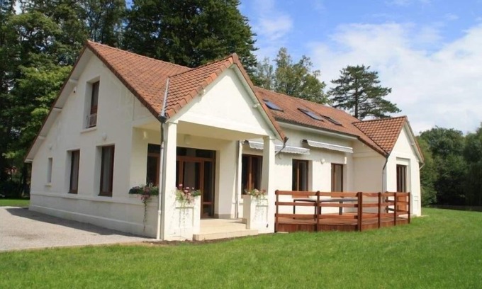Souchez Cottage | Experience Bernière House: Pet-Friendly Group Retreat